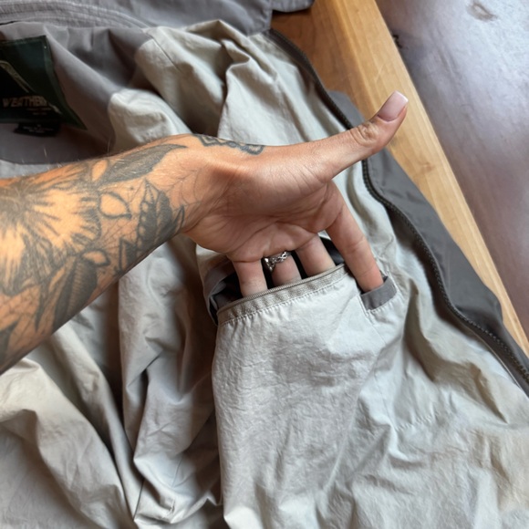 Weatherproof jacket - Picture 3 of 4